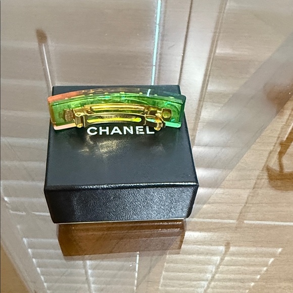 CHANEL Vibrant Rainbow Hair Clip - Picture 3 of 9